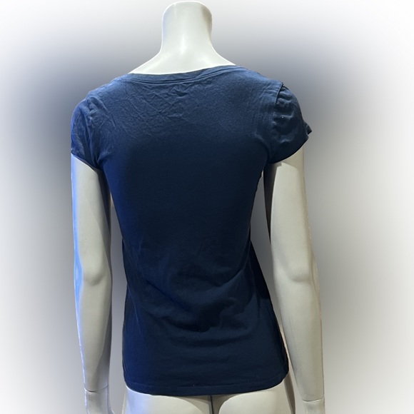 YALE Women’s V-Neck Blue and White Tee Shirt Distressed Lettering Size Small - Picture 4 of 11